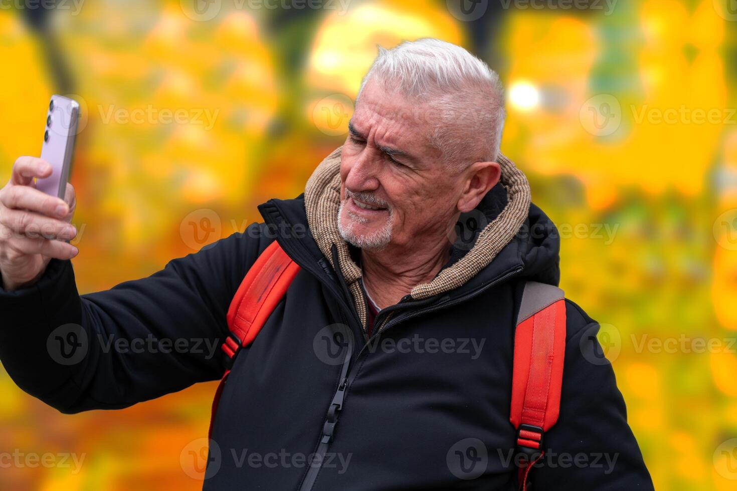 contento medio Envejecido hombre en vacaciones tomando un selfie en frente de desenfocado pintada en Roma foto