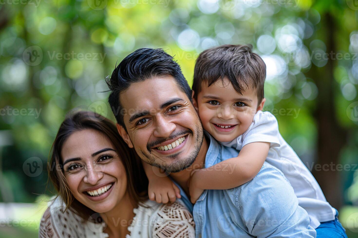 ai generado indio padre llevar a cuestas hijo cuando caminando con madre en parque foto