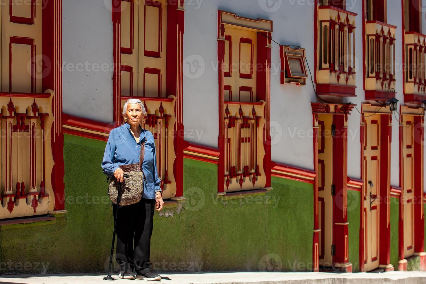 mayor mujer turista a el hermosa patrimonio pueblo de salamina en el Departamento de caldas en Colombia foto