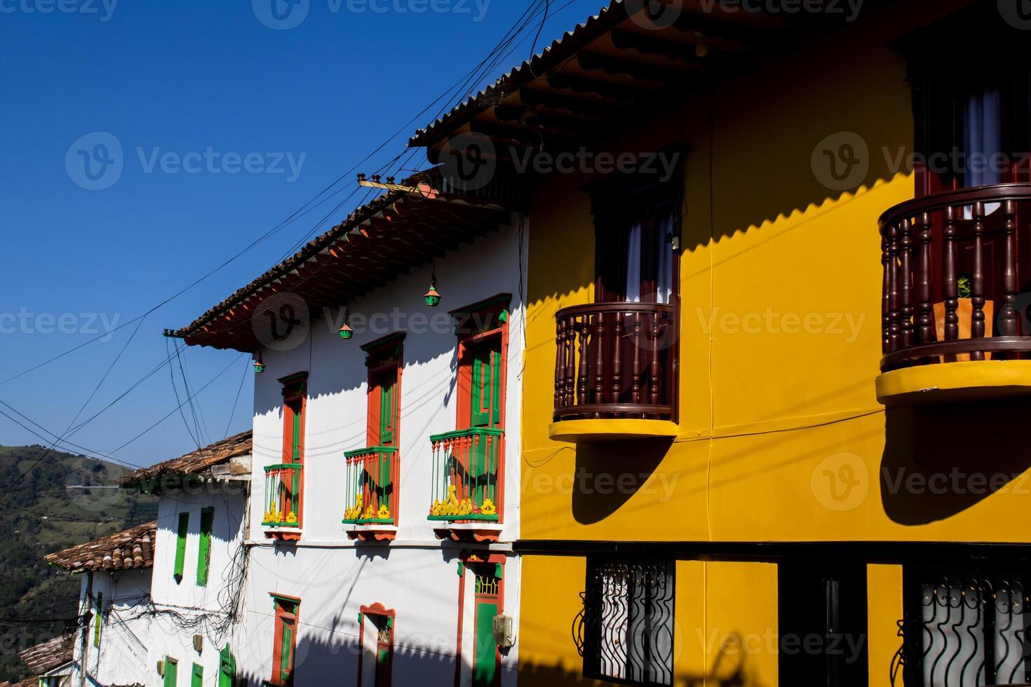 hermosa fachada de el casas a el histórico céntrico de el patrimonio pueblo de salamina situado a el caldas Departamento en Colombia. foto