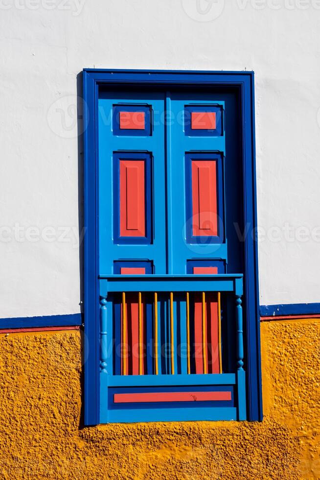 hermosa fachada de el casas a el histórico céntrico de el patrimonio pueblo de salamina situado a el caldas Departamento en Colombia. foto