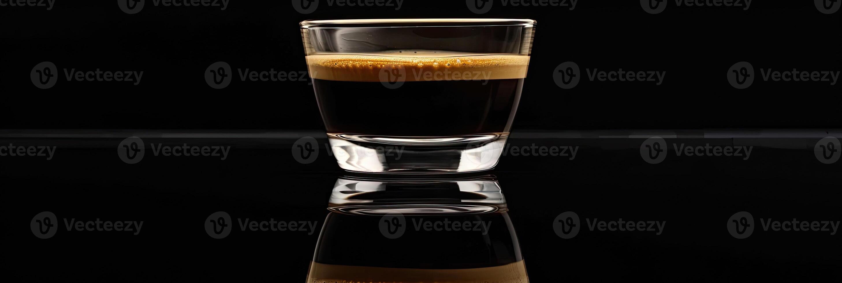 café en vaso taza en mojado superficie foto