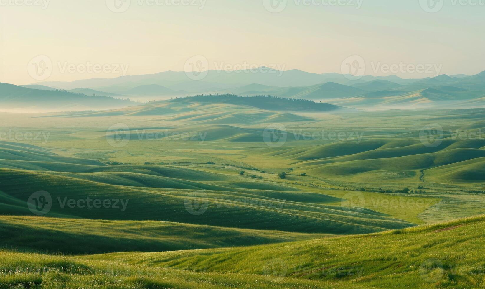 paisaje con niebla terminado el verde colinas foto