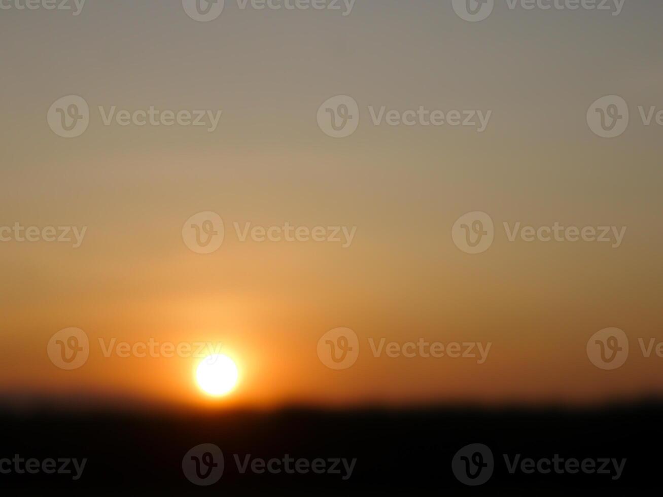 espectacular puesta de sol encima, naranja Dom creciente arriba terminado el horizonte foto