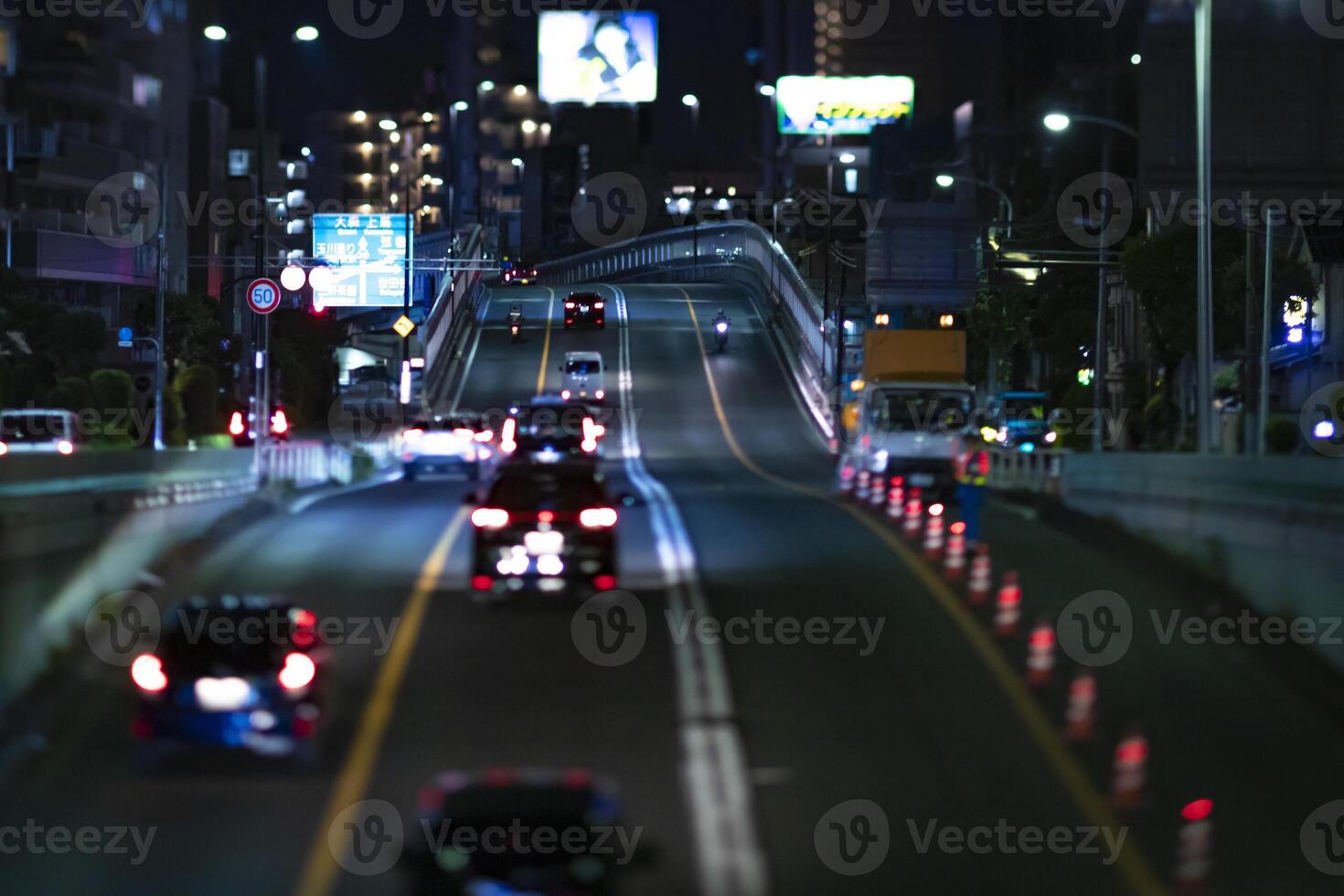 un noche miniatura tráfico mermelada a el urbano calle en tokio foto