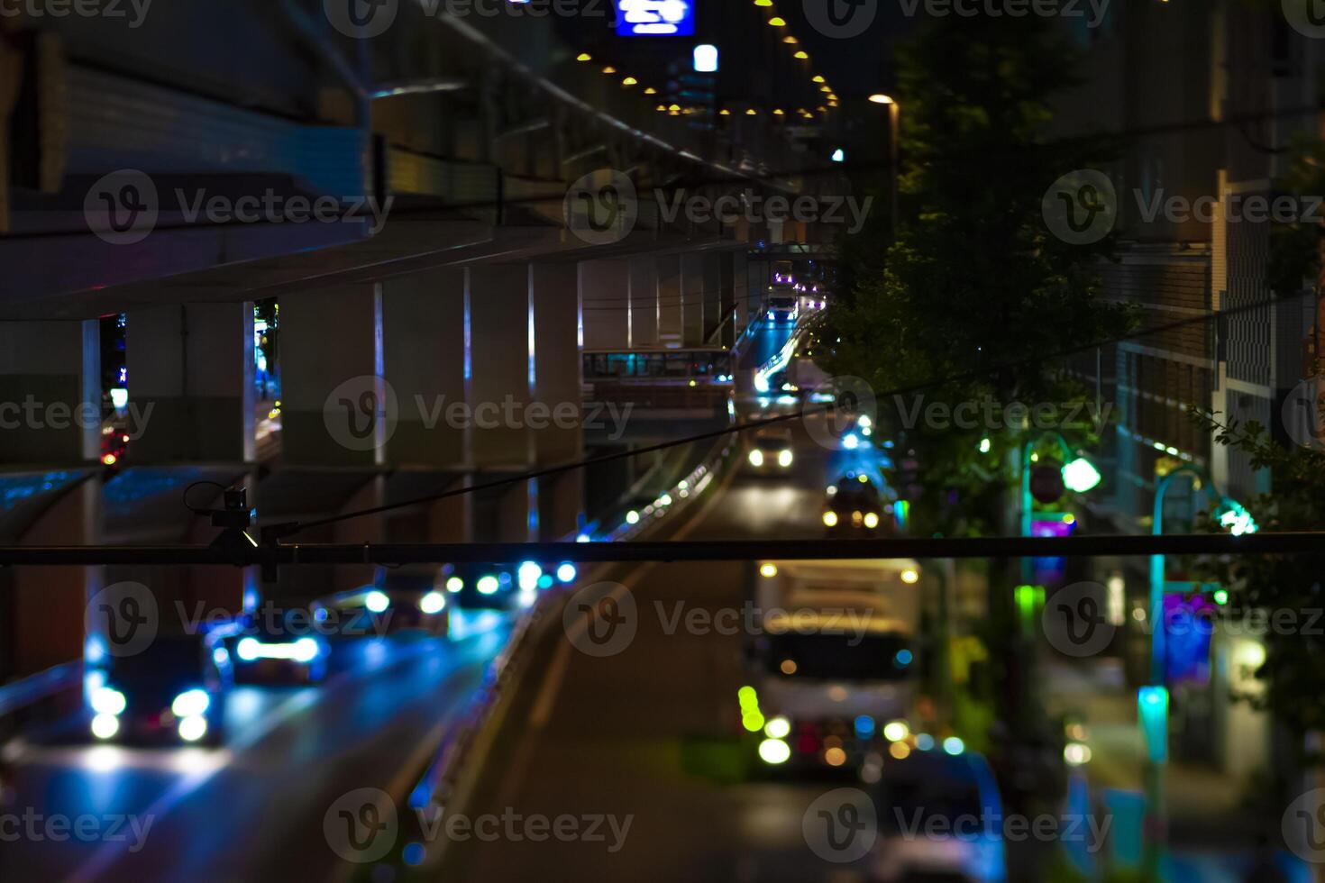 un noche miniatura tráfico mermelada debajo el autopista en tokio foto