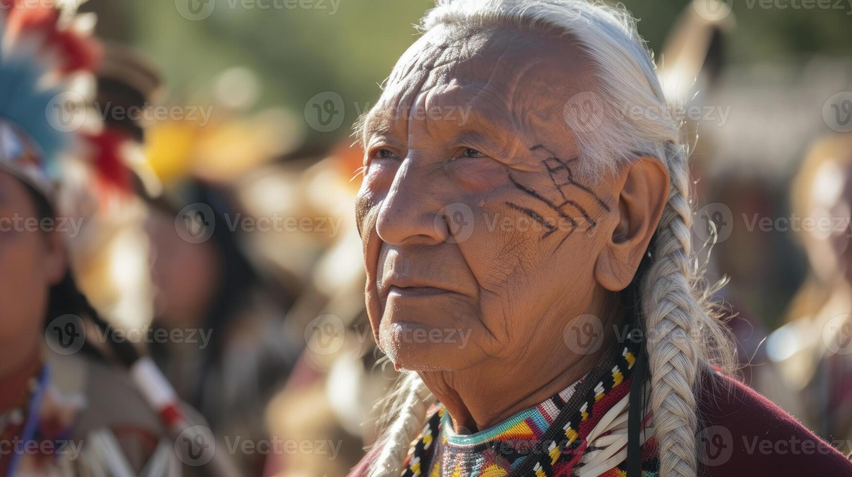 ai generado un nativo americano mayor, con largo blanco trenzas y un resistido rostro, es ejecutando un tradicional danza a un pouwow en Arizona, foto