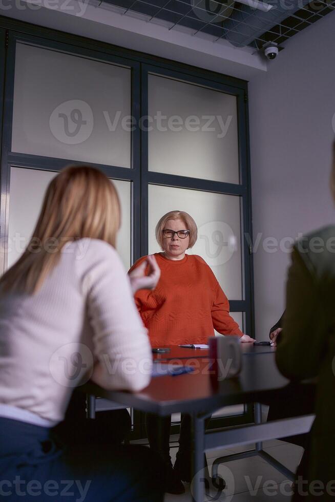 un persona con un invalidez habla a un reunión en el oficina foto