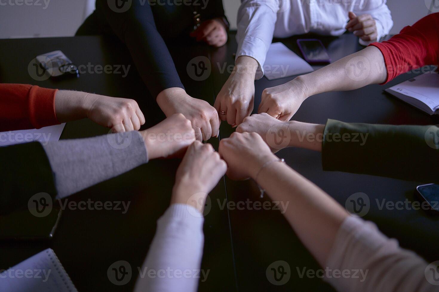 equipo miembros en el oficina felicitar cada otro en un bueno trabajo y el terminación de el proyecto foto