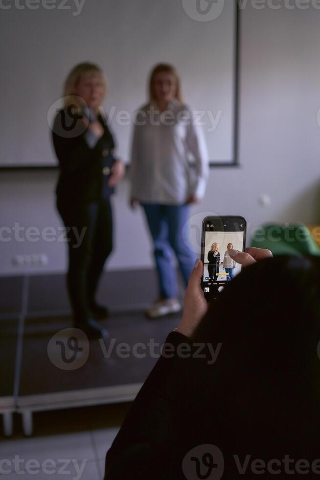 dos medio años mujer en negocio trajes en etapa en el oficina foto