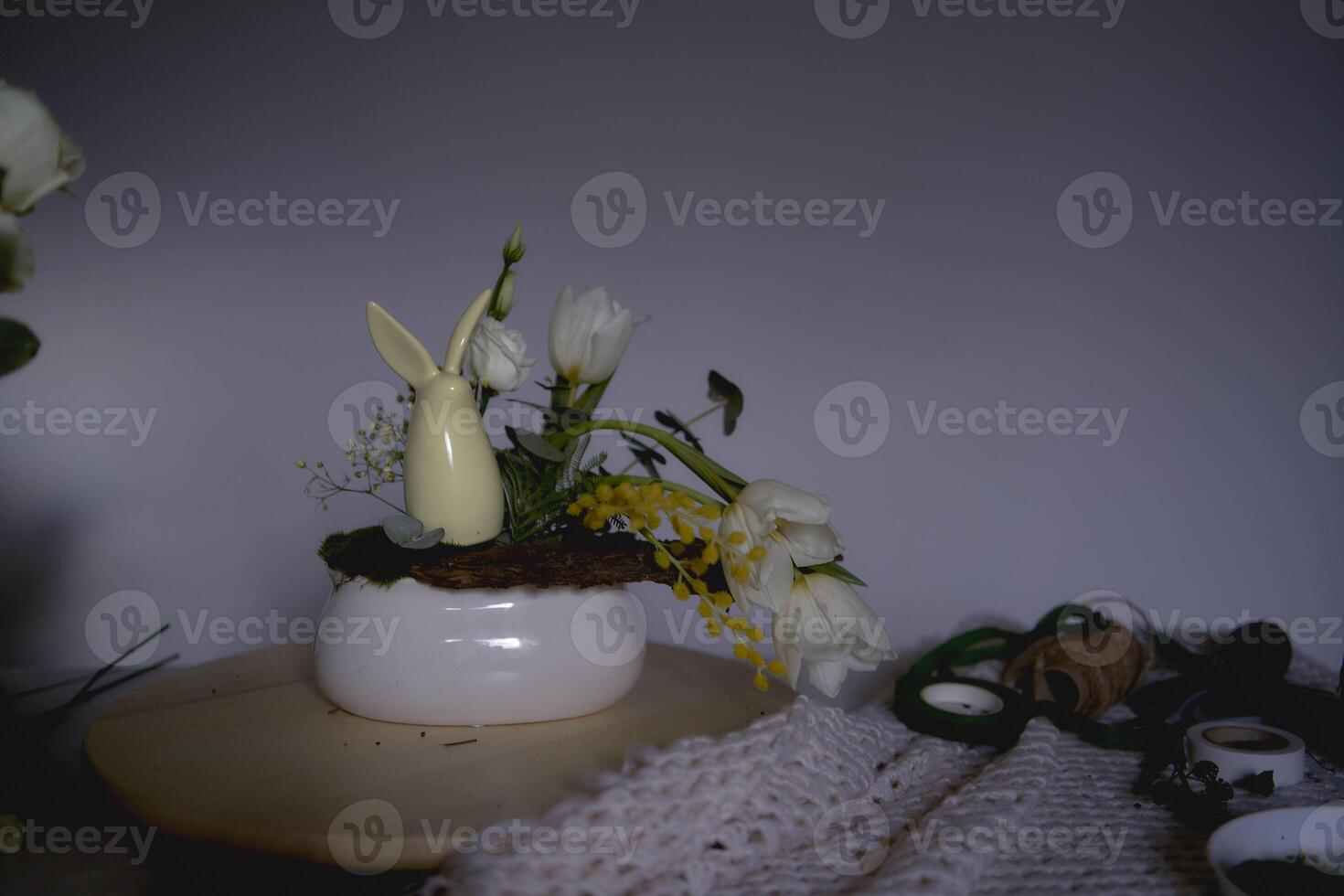 instrumento y espacio de trabajo de un florista hacer decoraciones y floral preparativos para Pascua de Resurrección foto