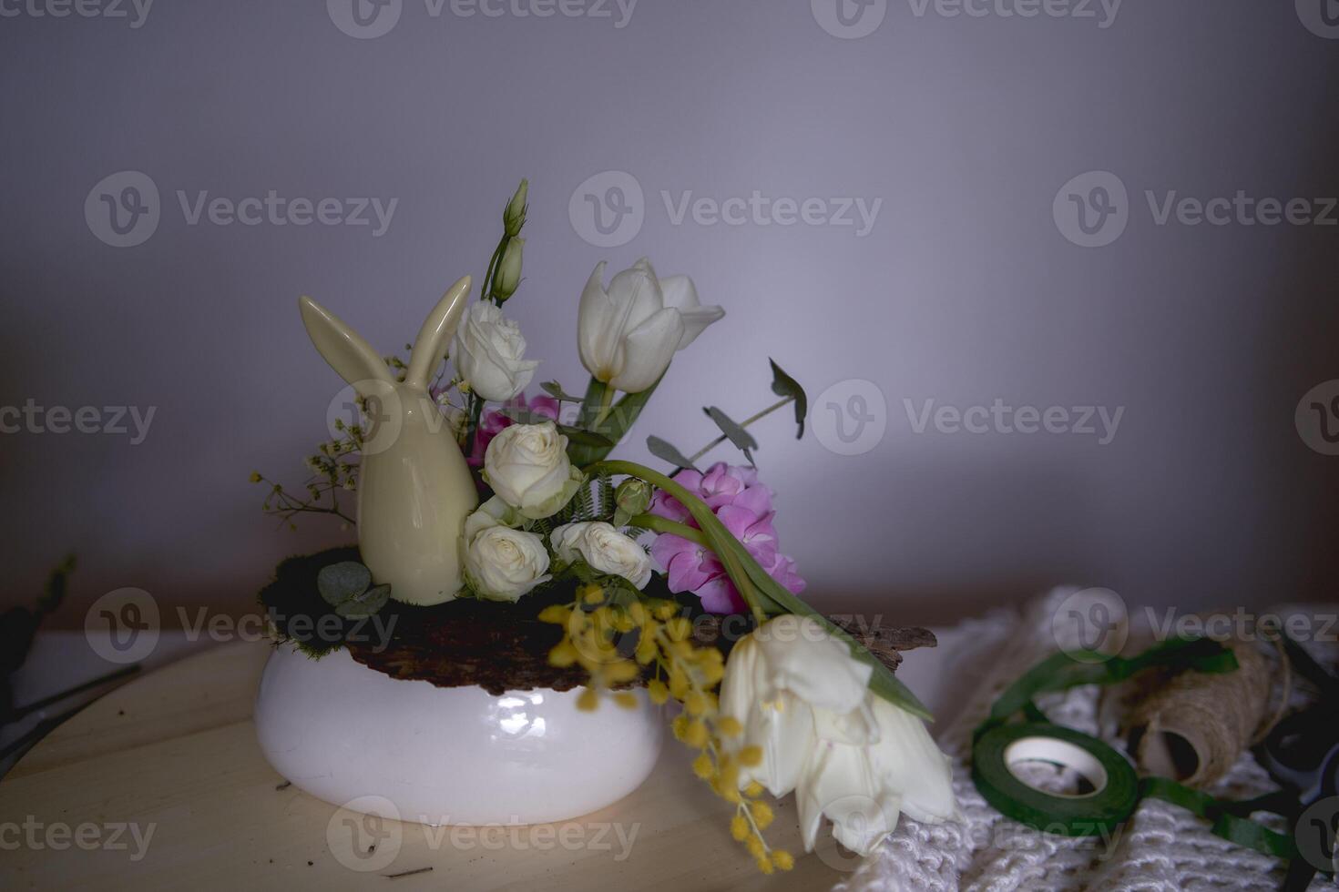 instrumento y espacio de trabajo de un florista hacer decoraciones y floral preparativos para Pascua de Resurrección foto