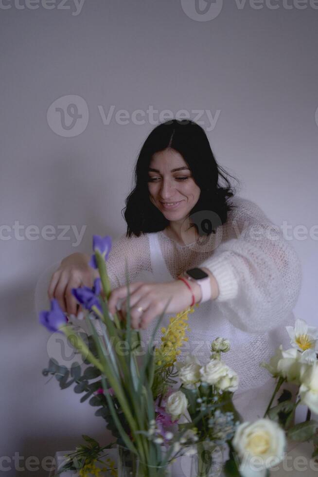hembra florista hacer decoraciones y floral preparativos para Pascua de Resurrección foto