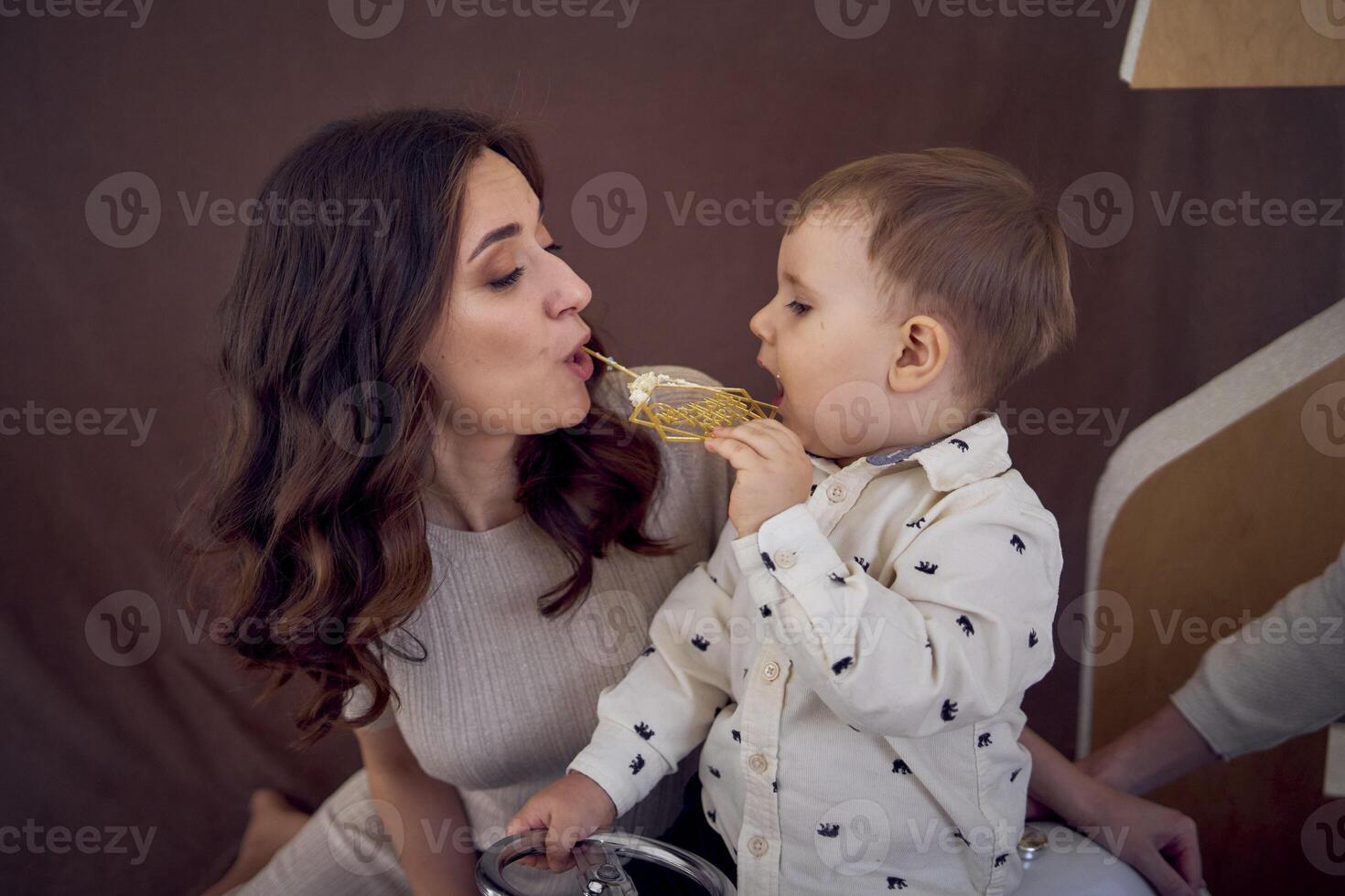 niñito alimenta mamá pastel en su segundo cumpleaños foto