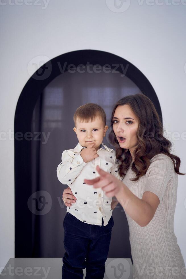 madre y su 2 años hijo actitud para el cámara foto