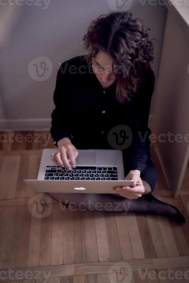 mujer trabajo con ordenador portátil en el piso foto