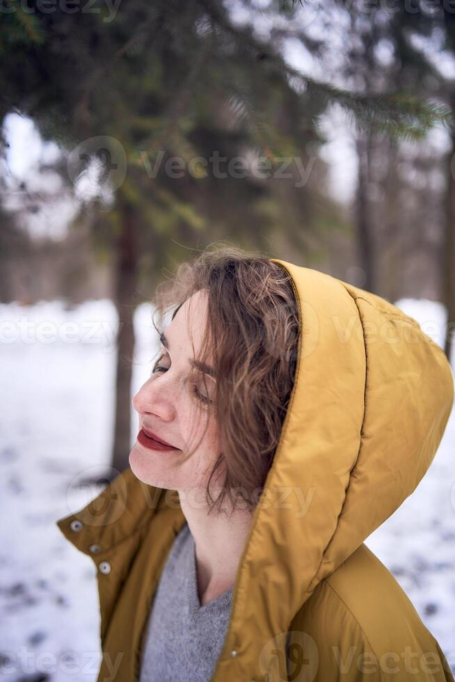 mujer en amarillo Saco en el bosque foto