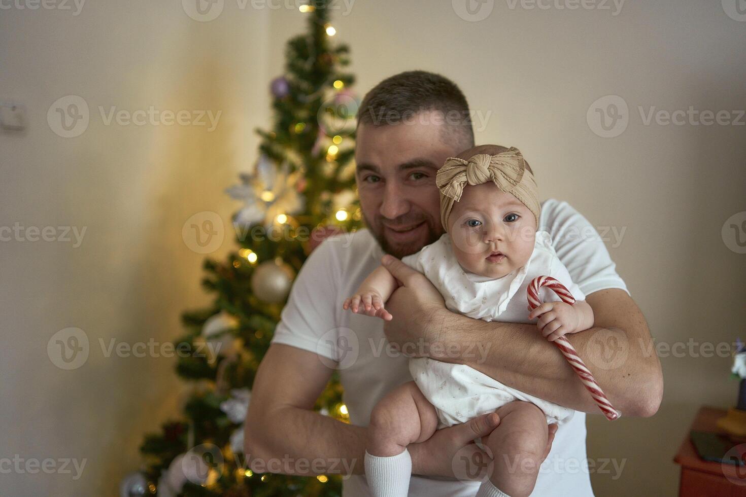 familia celebrar nuevo año víspera a hogar foto