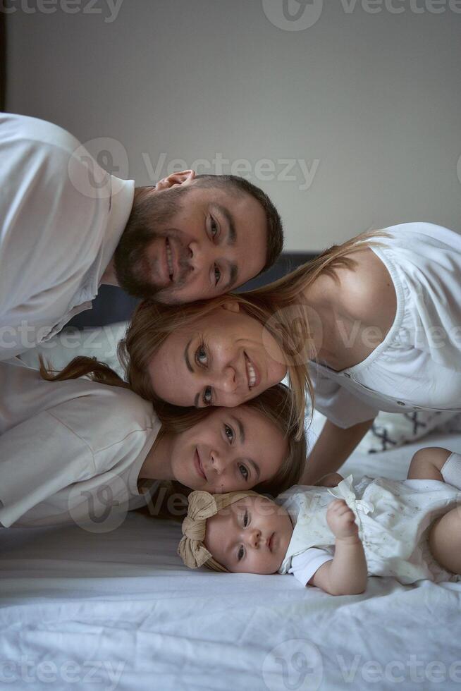 todas familia juntos poses para un foto