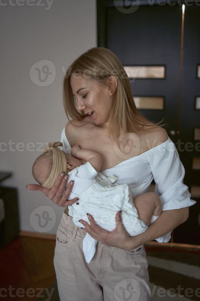 caucásico madre amamantar su niño foto