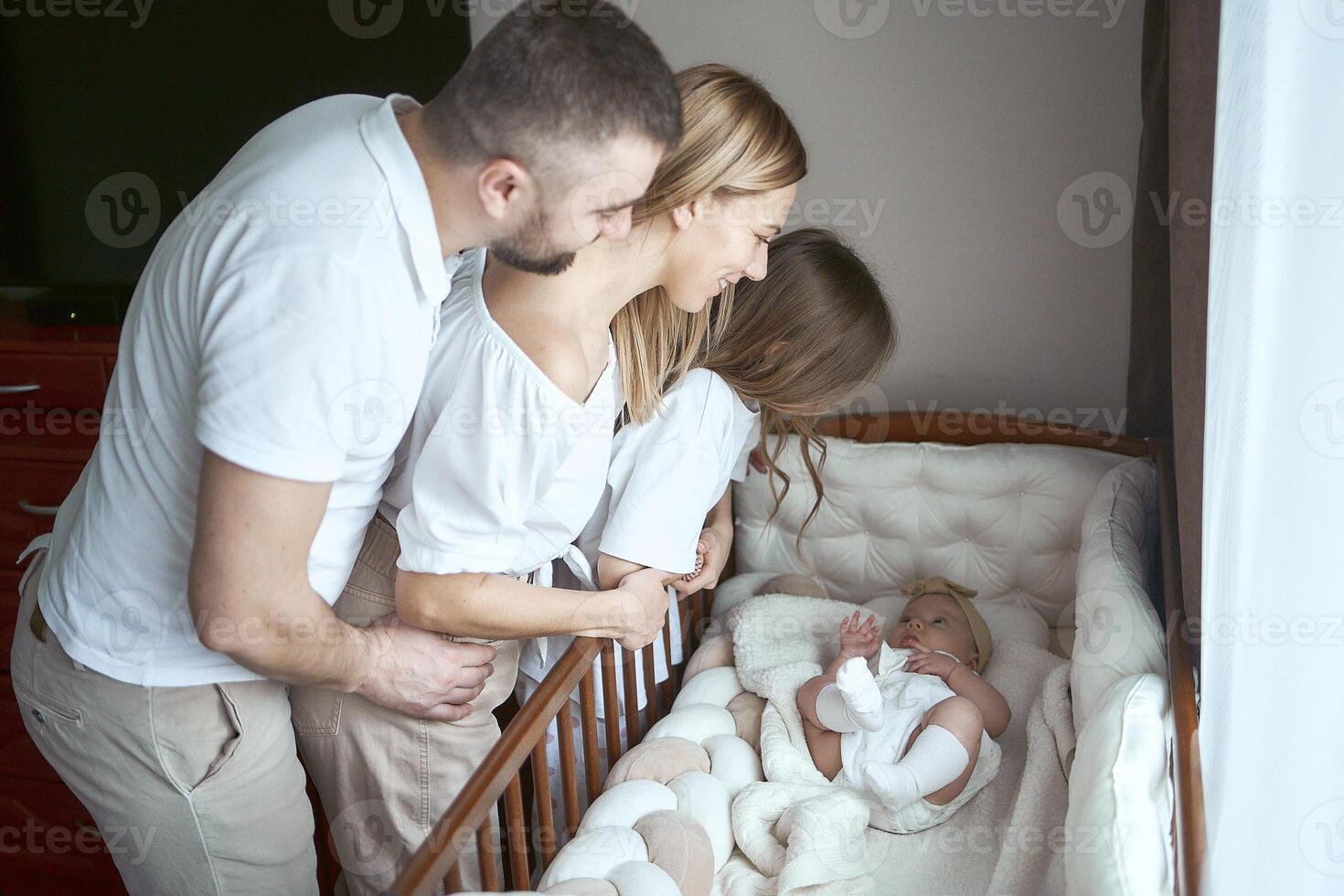 padres comodidad su niño en un cuna foto