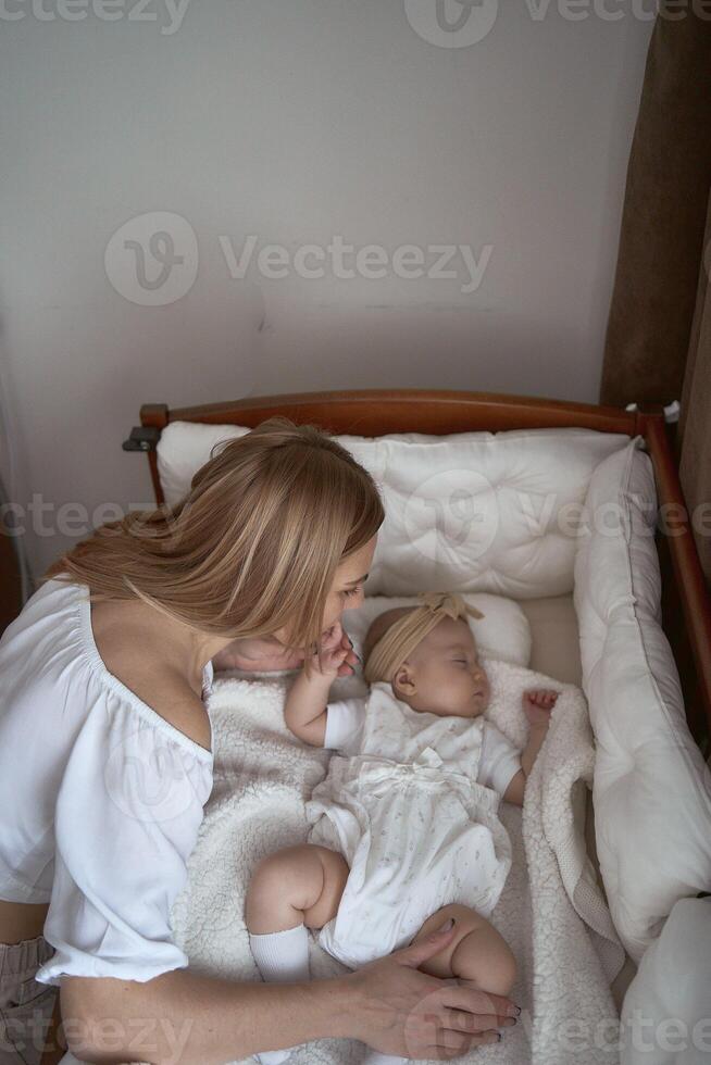 padres comodidad su niño en un cuna foto