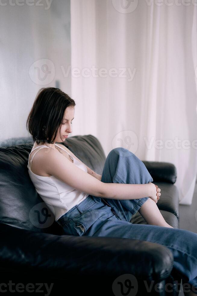 joven Adolescente niña luchando cerebro cáncer a foto disparar en estudio, metal muro, reflexión, negro sofá