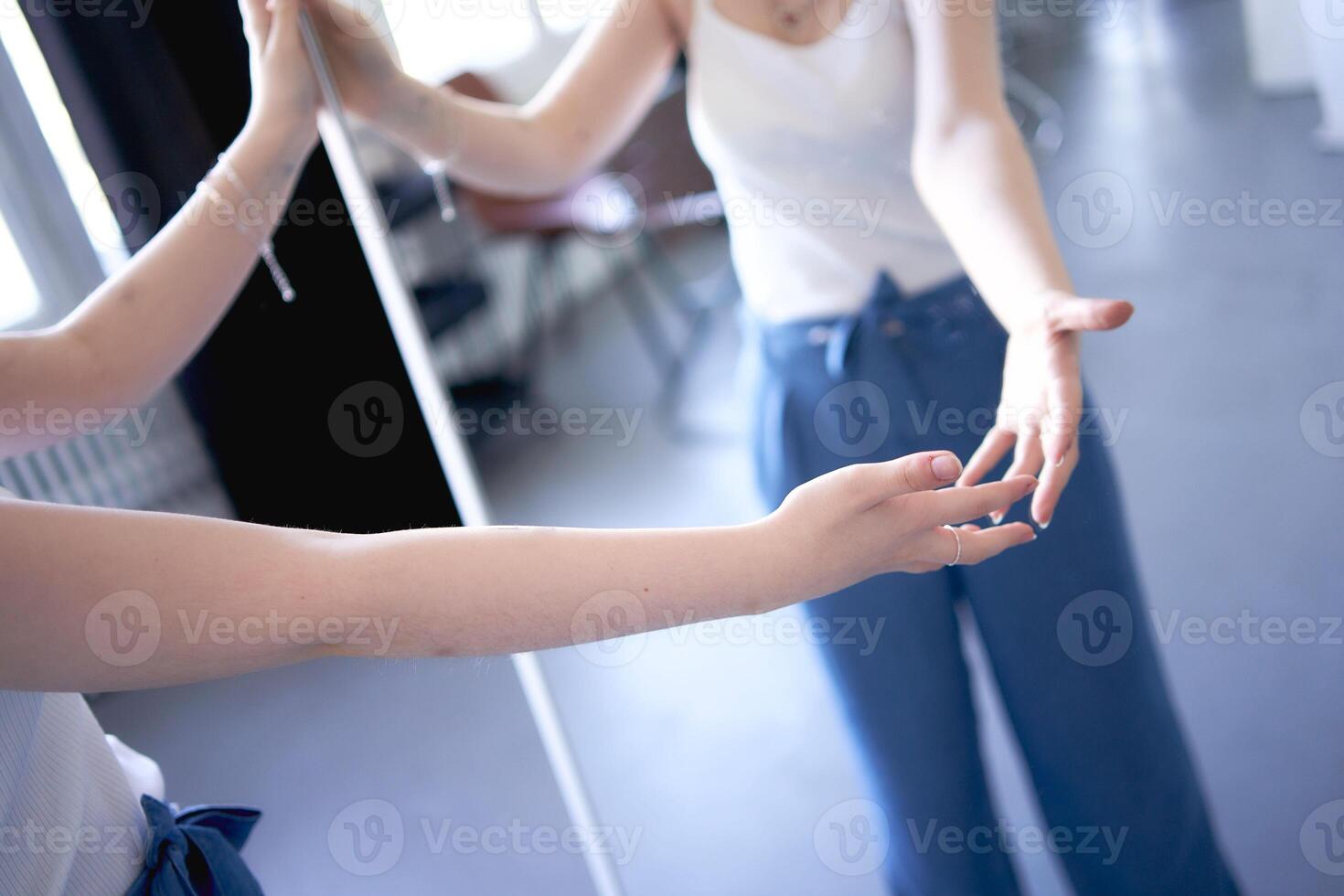 joven Adolescente niña luchando cerebro cáncer mira a su reflexión en el espejo, un metáfora para el vida futura foto