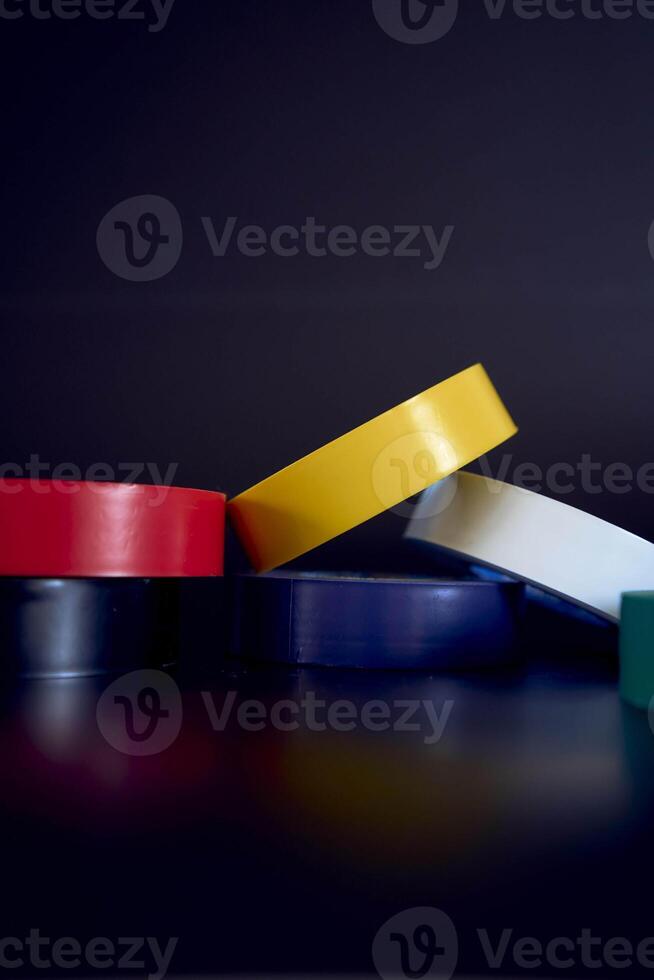 conjunto de de colores aislante cinta en un negro antecedentes foto