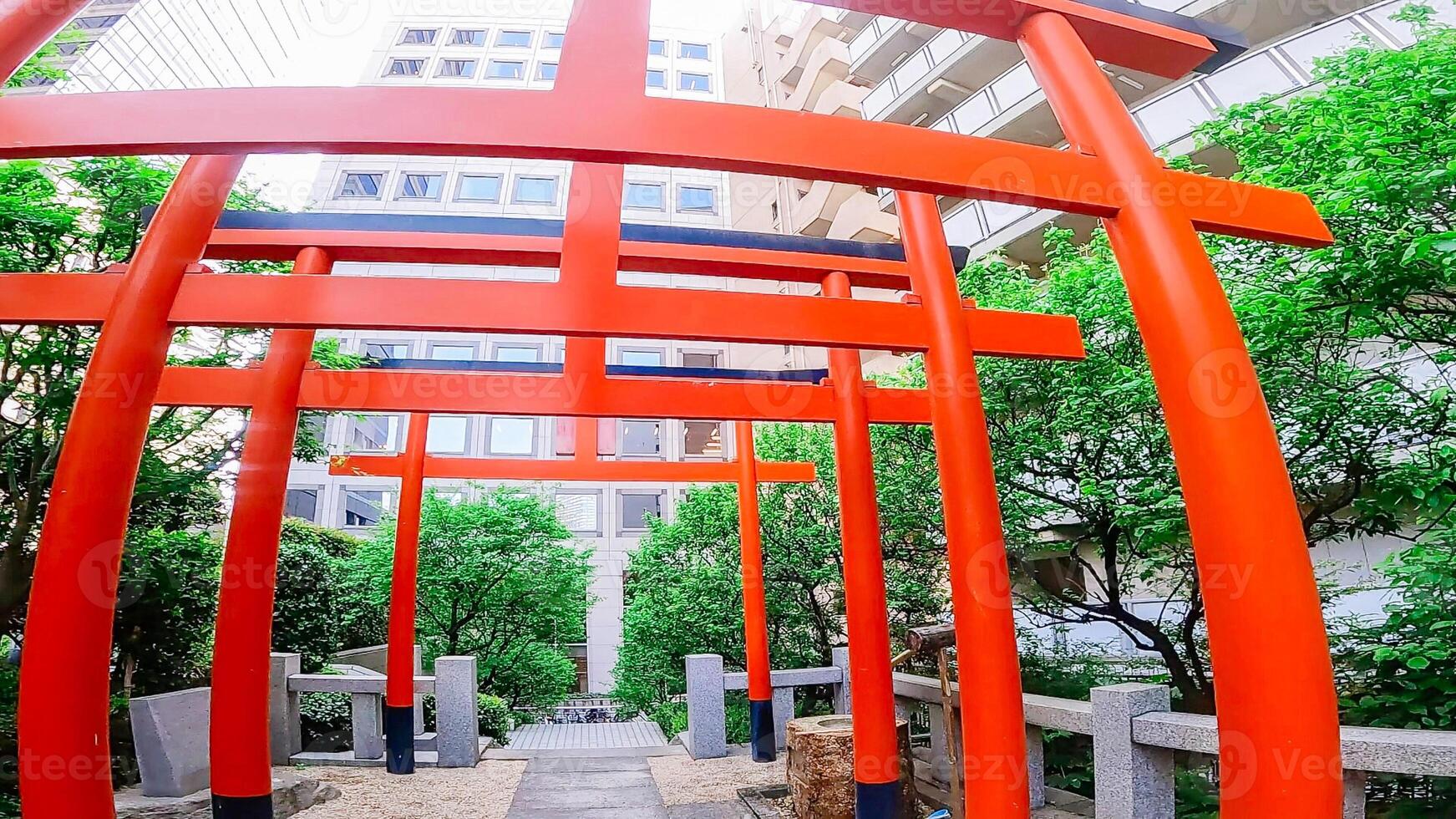 ginsekai inari santuario es un santuario situado en el esquina de Shinjuku parque torre, nishi-shinjuku, Shinjuku-ku, tokio, Japón. esta todo zona estaba el residencia de un cierto feudal señor durante el edo foto