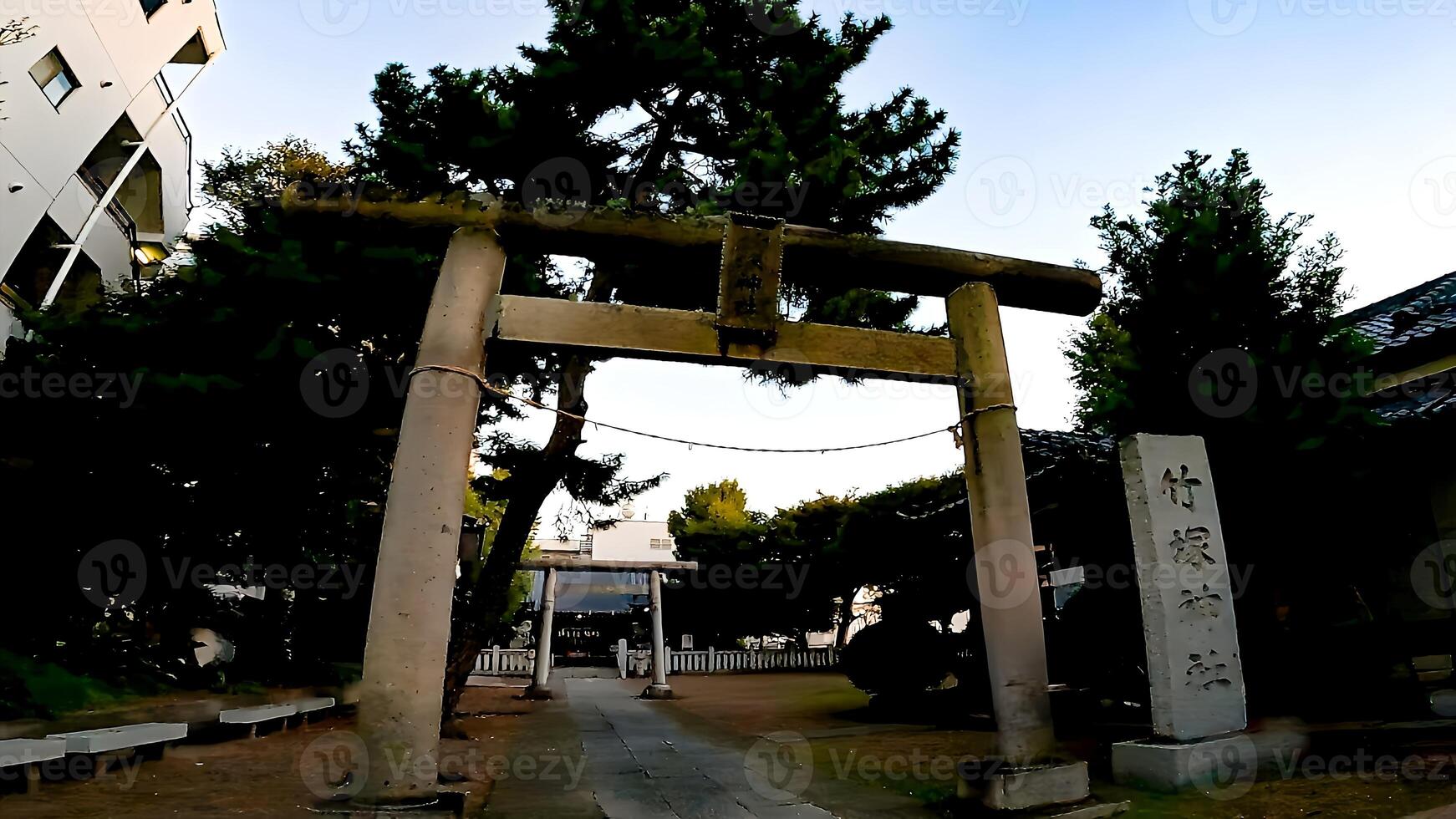 santuario Acercarse y torii.takezuka santuario, un santuario situado en tomarnotsuka, adachi pabellón, tokio, Japón eso es dijo ese durante el 978-982, ise jingu estaba oficial y construido, foto