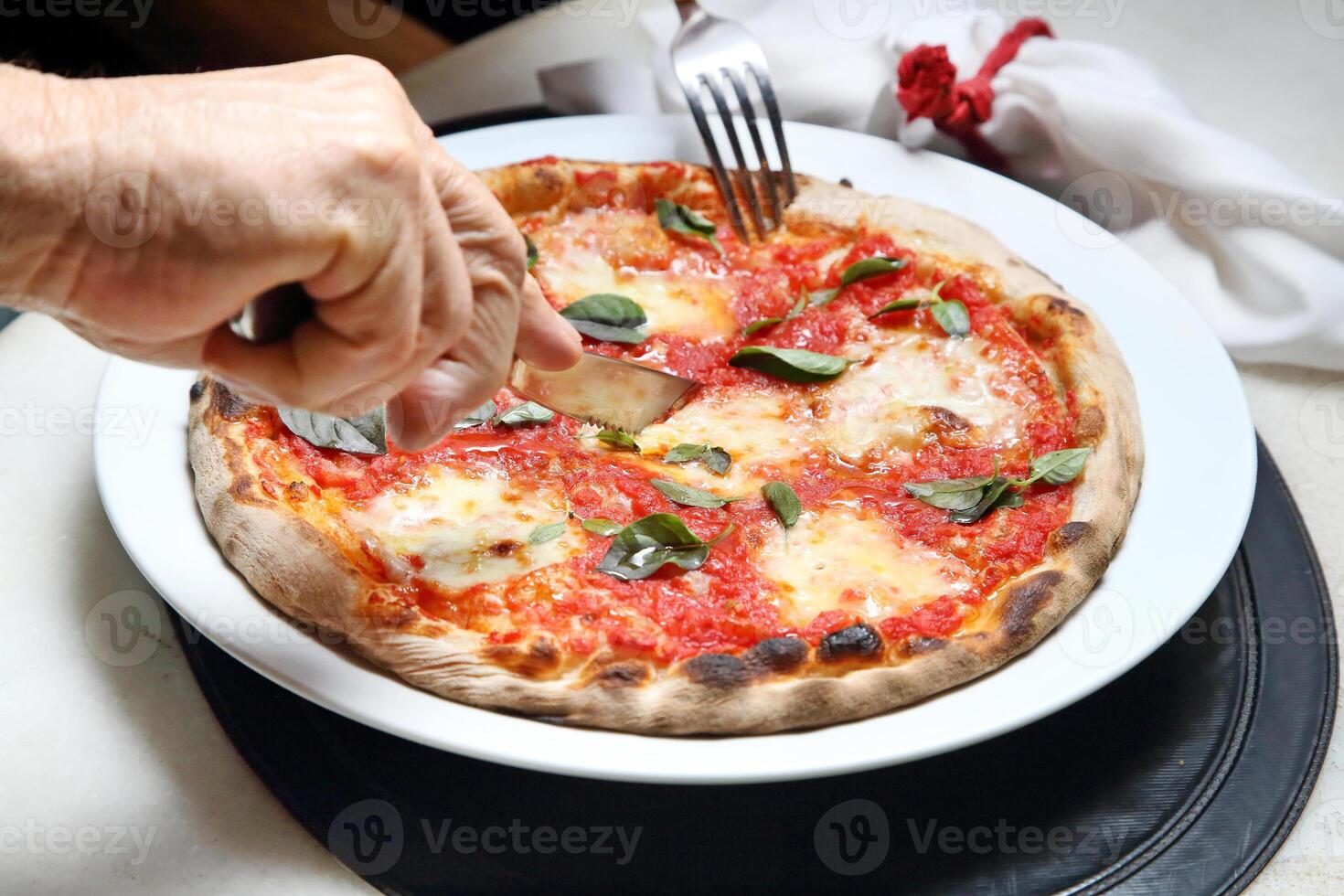 paso a paso guía en cómo a comer auténtico napolitano Pizza con tu manos foto