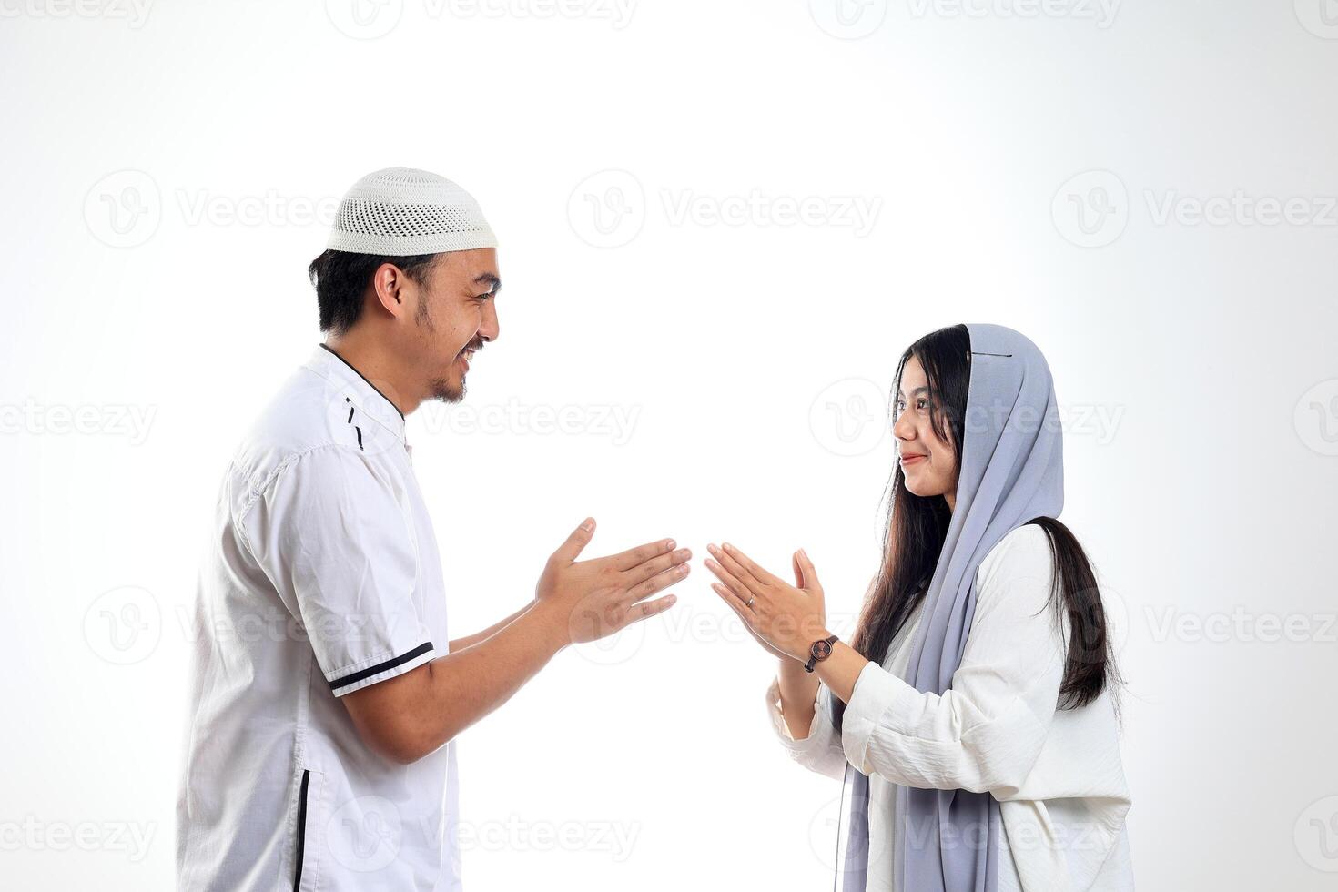 asiático Pareja indulgente cada otro por dando saluda mano durante eid Mubarak celebracion foto