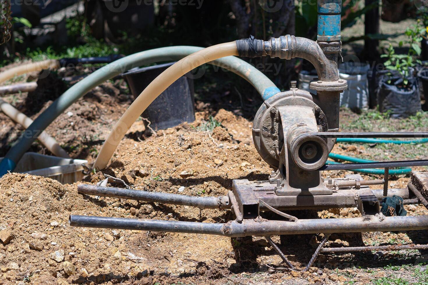 de cerca de el bombeo máquina para agua subterránea drenaje sistema zapatillas agua fuera de el suelo. resolver el sequía foto