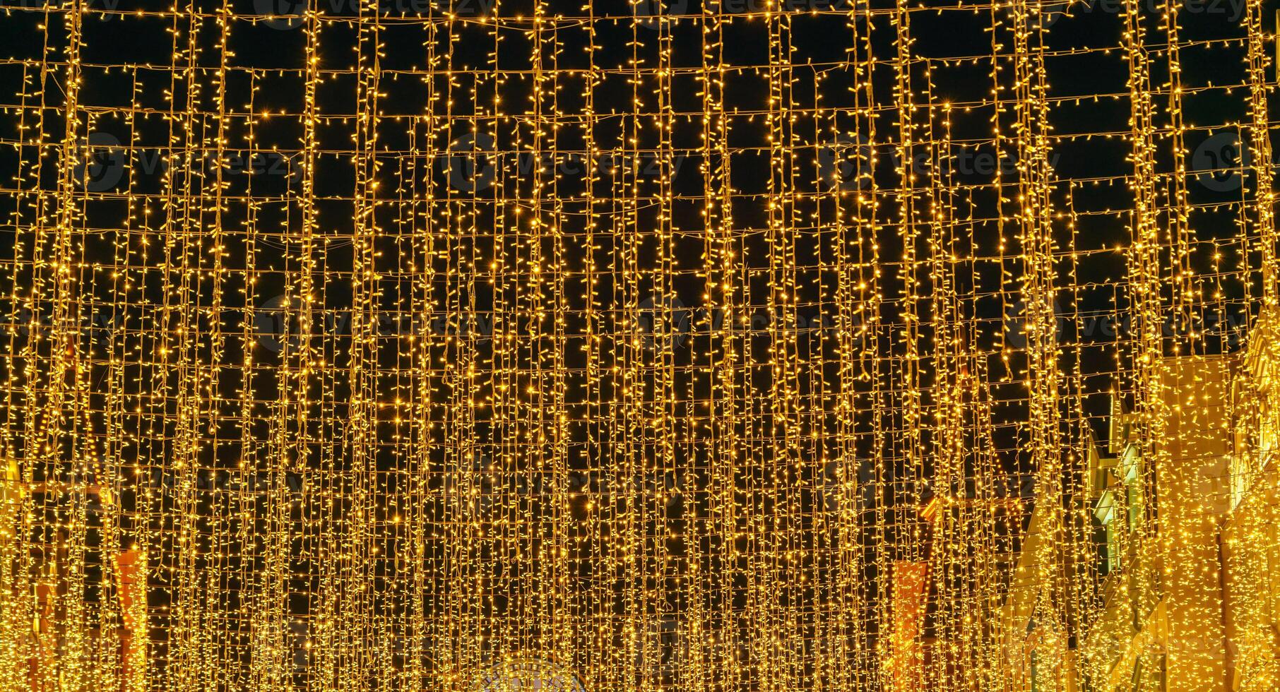 festivo colgando LED guirnaldas en contra el antecedentes de el noche cielo. foto