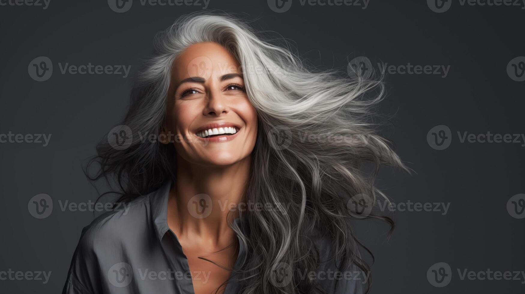 maravilloso envejecimiento contento mujer con largo gris cabello, brillante sano piel de cerca. publicidad de productos cosméticos, perfumes foto