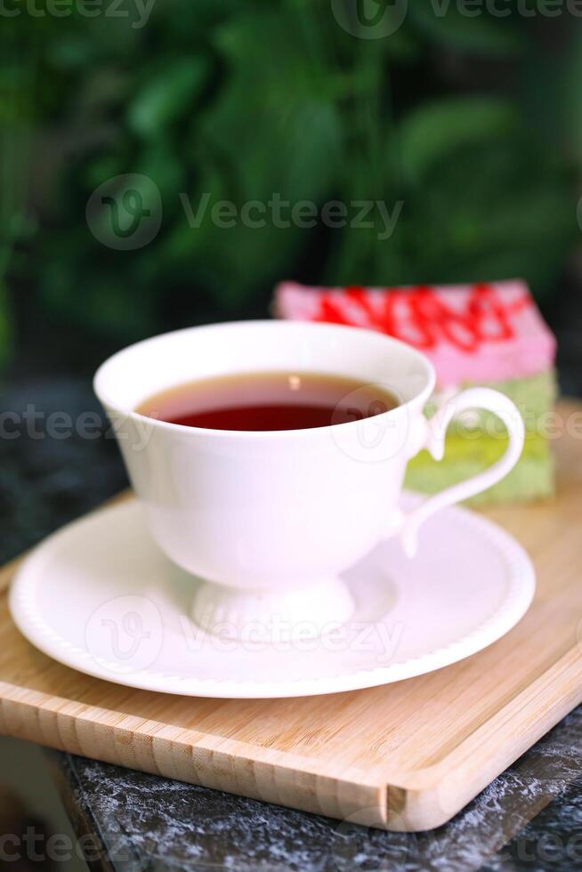 taza de té en de madera bandeja foto