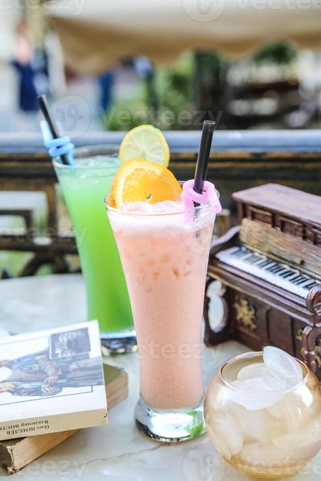 vaso de refrescante bebida en mesa foto