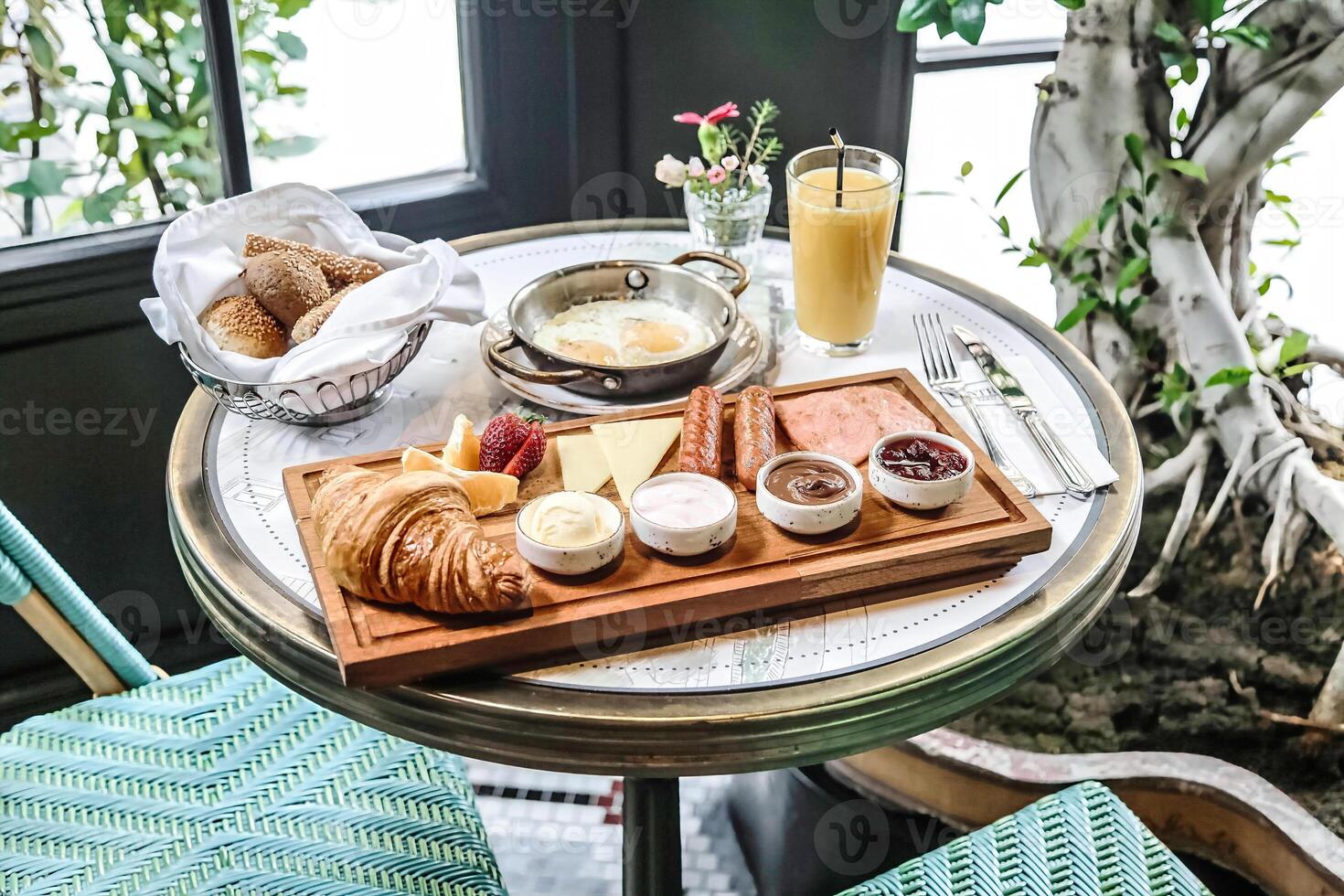 mesa con comida bandeja siguiente a ventana foto