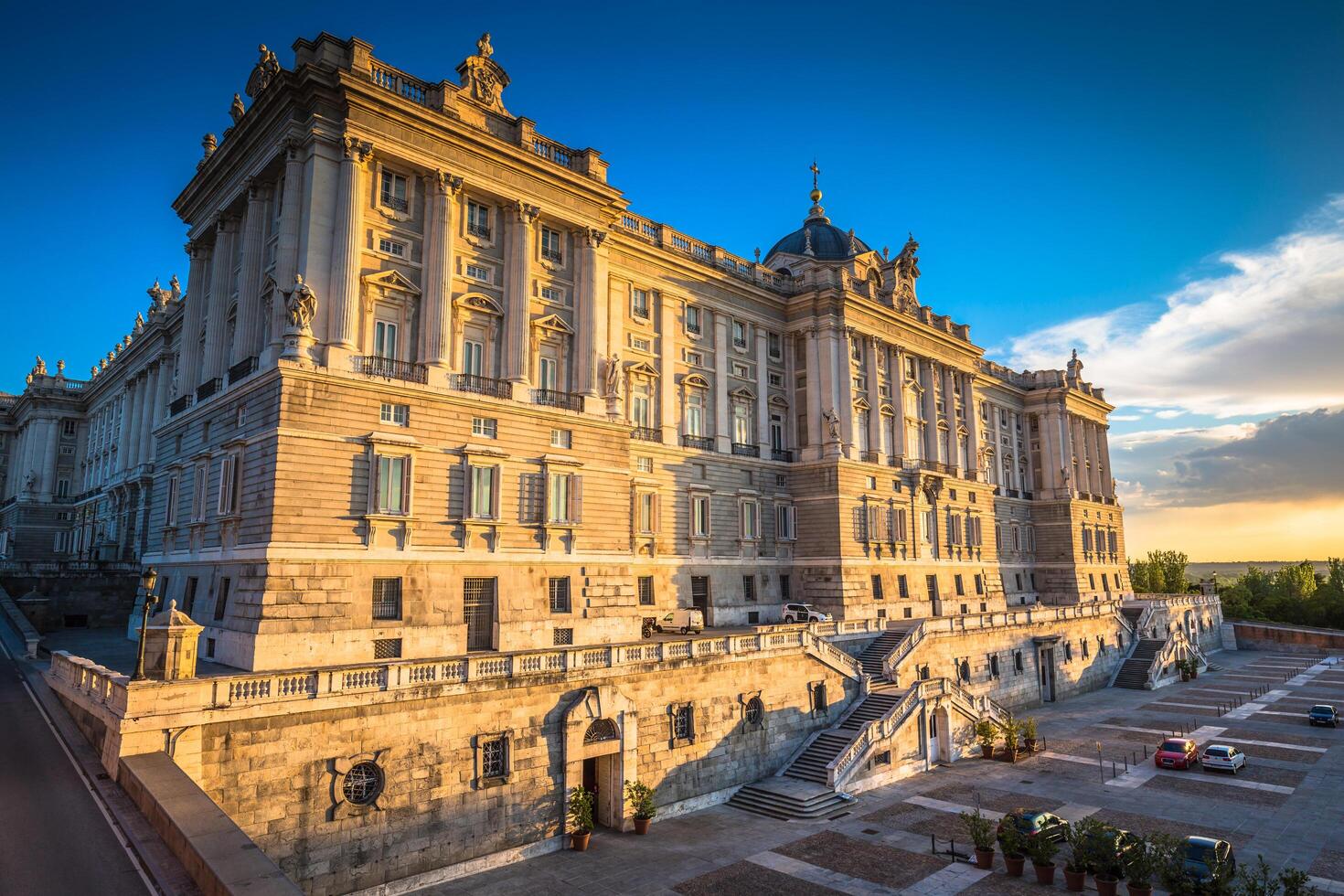 real palacio ,famoso Monumento de el ciudad de Madrid foto