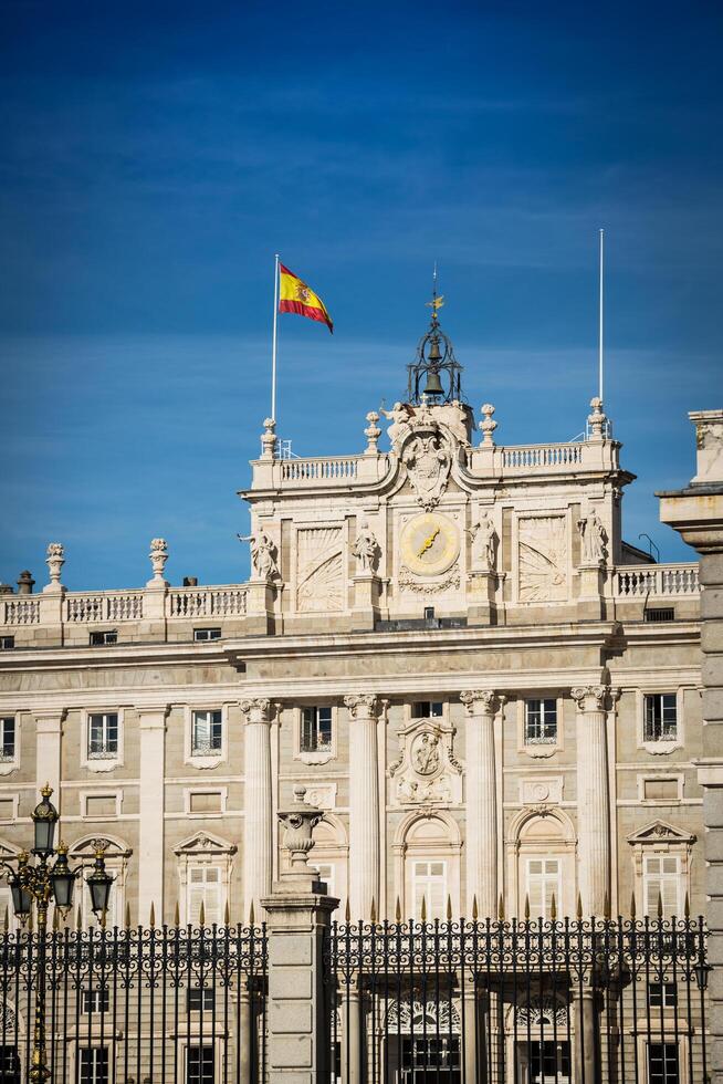 real palacio de Madrid es el oficial residencia de el Español real familia a el ciudad de Madrid, España foto