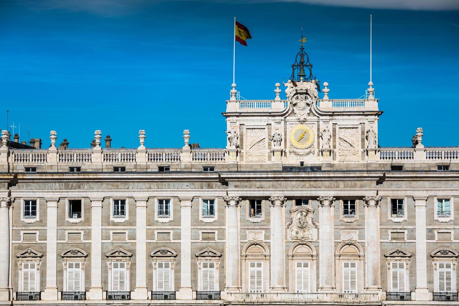 real palacio de Madrid es el oficial residencia de el Español real familia a el ciudad de Madrid, España foto