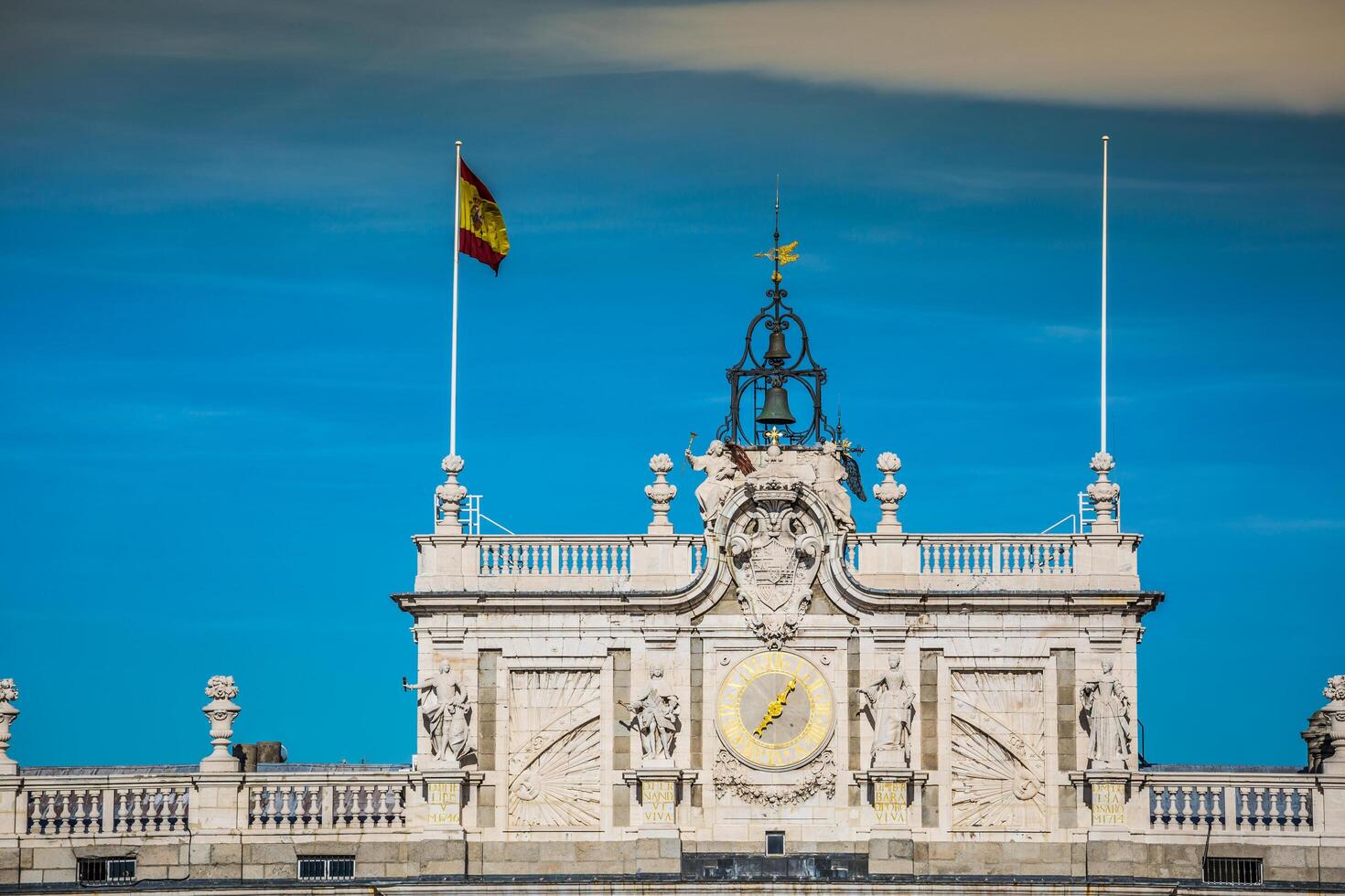 real palacio de Madrid es el oficial residencia de el Español real familia a el ciudad de Madrid, España foto