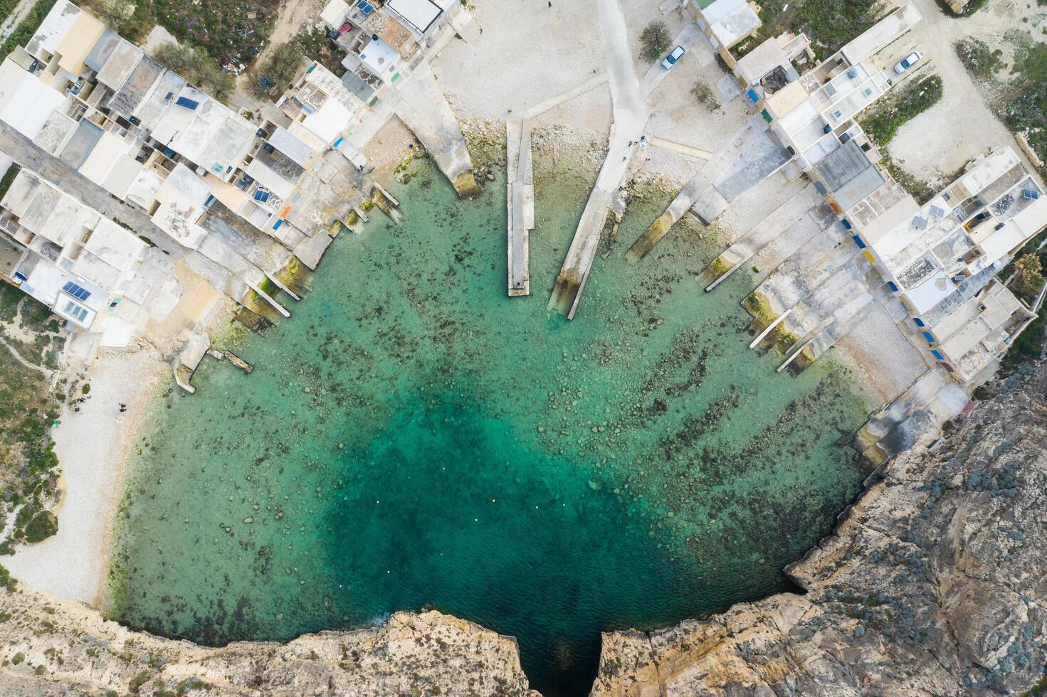 dwejra es un laguna de Agua de mar en el isla de gozo. aéreo ver de mar túnel cerca azur ventana. Mediterráneo mar. Malta foto