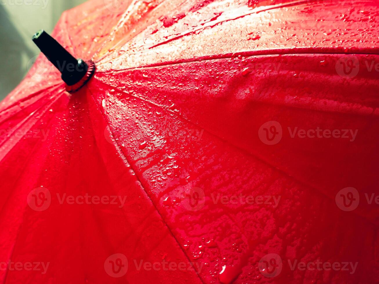 rojo paraguas textura con agua gotas para lluvioso día antecedentes. foto