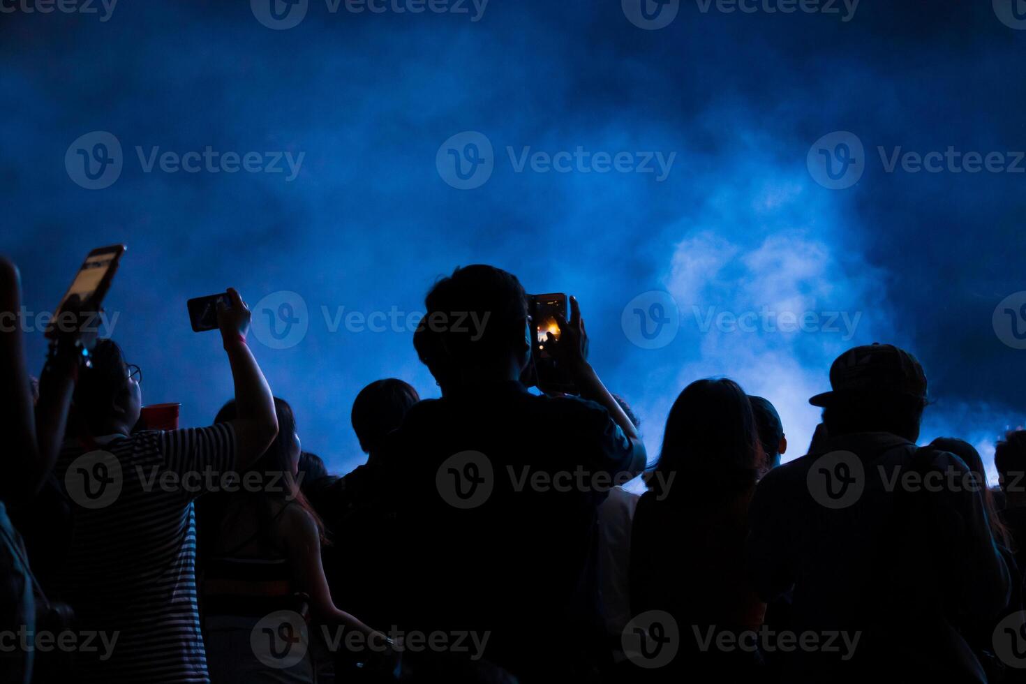 mano con un teléfono inteligente registros En Vivo música festival, tomando foto de concierto escenario, En Vivo concierto, música festival