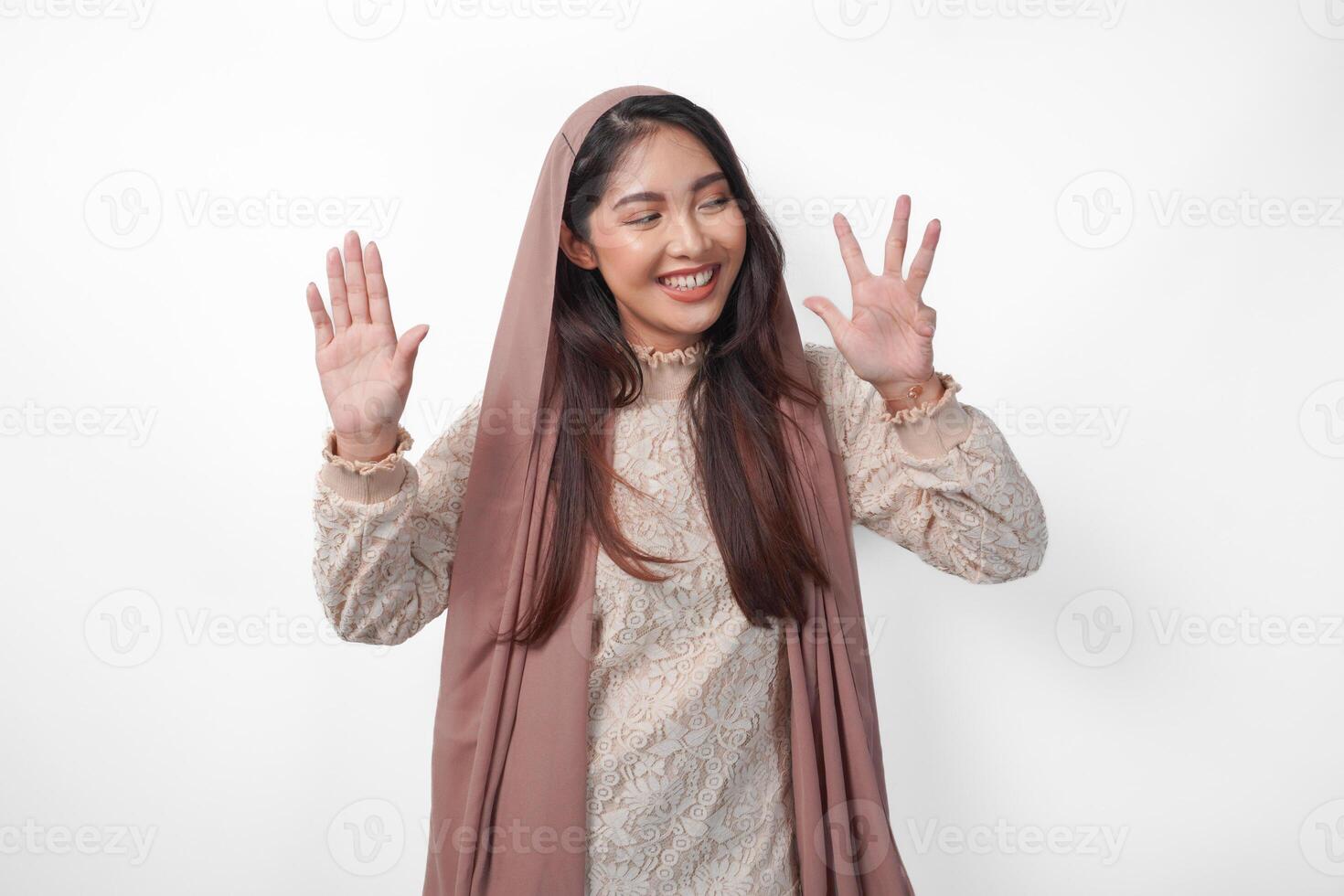 retrato de atractivo asiático musulmán mujer vistiendo velo hijab dando número uno a diez por mano gesto, en pie terminado aislado blanco antecedentes foto
