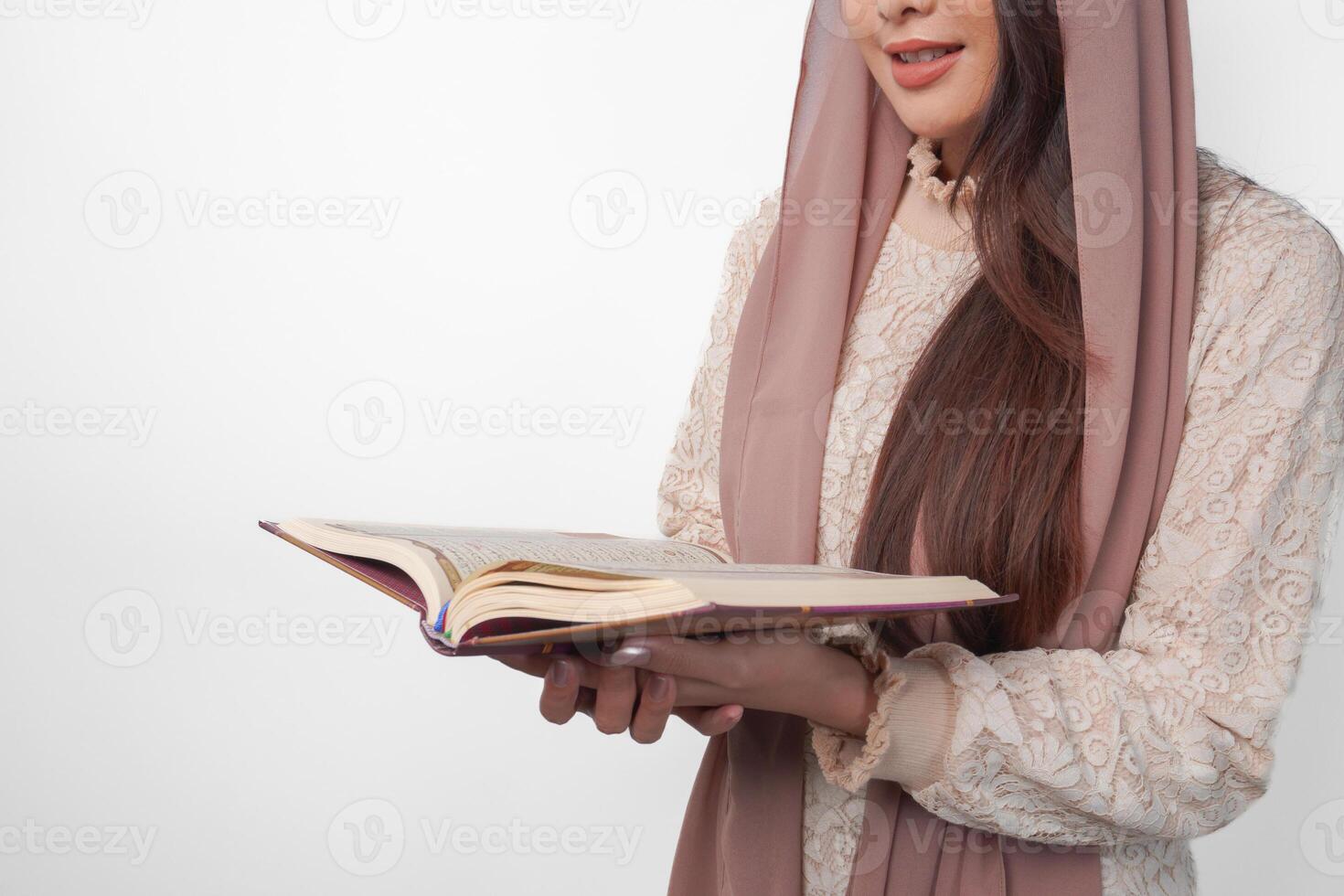 cerca arriba retrato de asiático musulmán mujer en Pañuelo velo hijab participación y leyendo Alabama Corán terminado aislado blanco antecedentes. Ramadán y eid Mubarak concepto. foto
