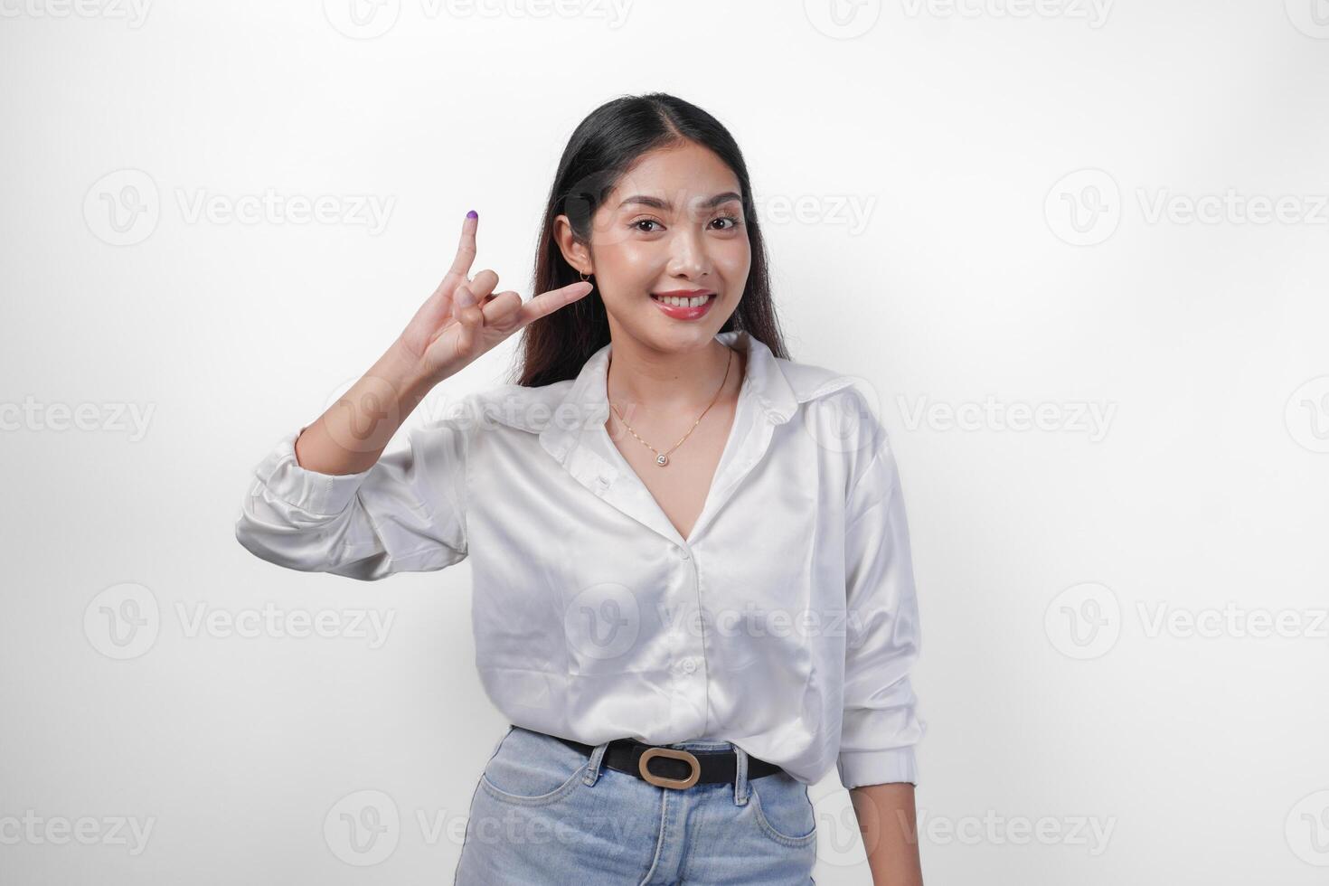 emocionado asiático joven mujer demostración pequeño dedo sumergido en púrpura tinta después votación para pemilu o Indonesia elección y señalando con dedos número uno dos tres, en pie en aislado blanco antecedentes foto