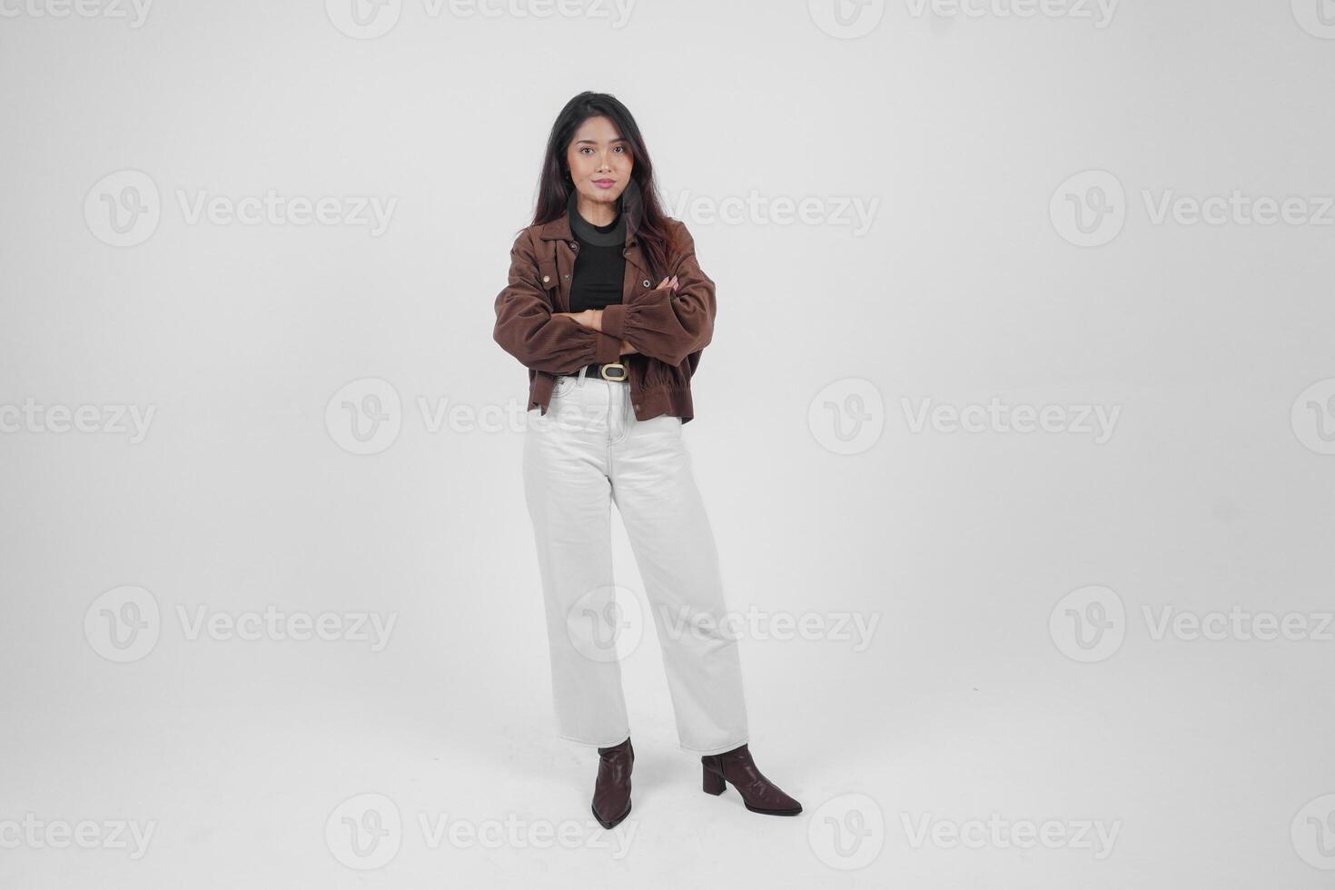 lleno cuerpo retrato de confidente joven mujer vistiendo casual ropa con brazos cruzado posando a aislado blanco antecedentes foto